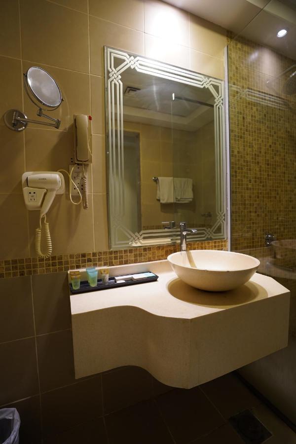Cube Hotel Dubai Buitenkant foto